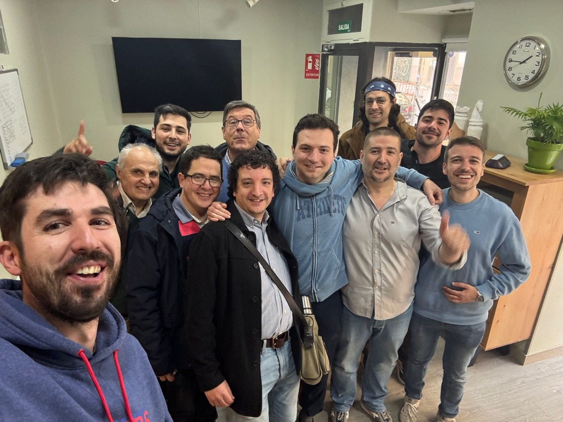 La peña del club, una decena de socios sonriendo juntos en el local